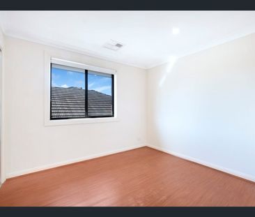 MODERN FAMILY HOME IN PRIZED LOCATION! - Photo 5