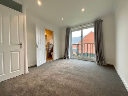 4 bedroom Semi-Detached House to let - Photo 3