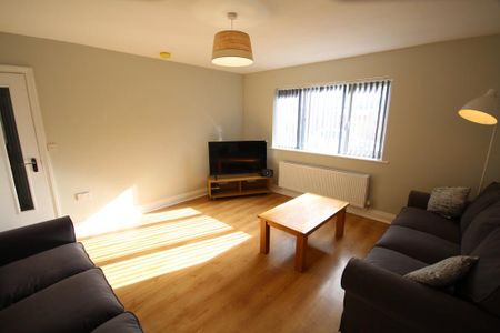 4 bedroom semi-detached house to rent - Photo 2
