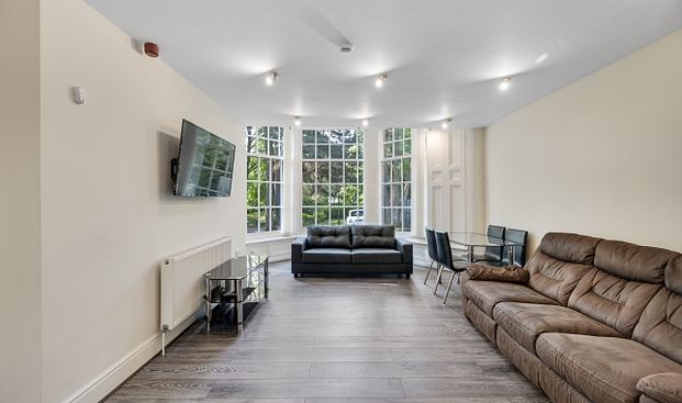 Spacious 4-Bed Ensuite Student Apartment with Large Gardens, Free Parking, Contents Insurance & End of Tenancy Clean - Photo 1