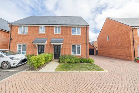 3 bedroom semi-detached house to rent - Photo 2