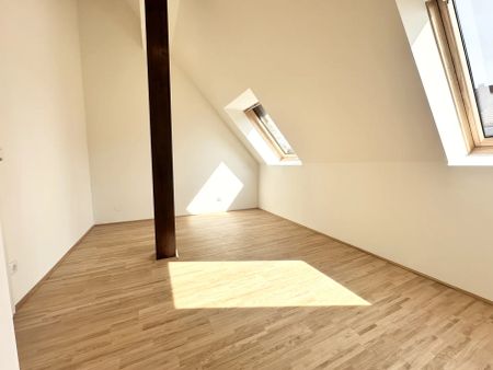 TOP Sanierte Wohnung im Dachgeschoss - Mit Schlossbergaussicht - Foto 4
