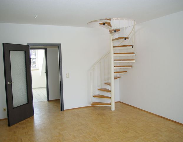 - Dachgeschosswohnung über zwei Etagen mit Balkon und Parkett - Foto 1