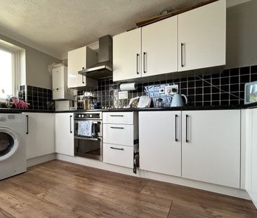 Clifton Road, Worthing, BN11 2 bedroom maisonette to rent - Photo 3