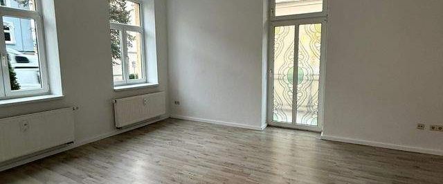 Schöne helle Erdgeschoss 2 Raum Wohnung mit Balkon und Einbauküche ab sofort zu vermieten - Photo 1