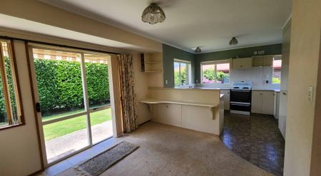 Sunny 3 Bedroom Home - Photo 5