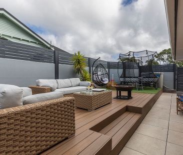Furnished 4BR Karori home with garage & spa pool - Photo 4