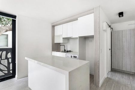 Partially furnished, light-filled apartment - Photo 2