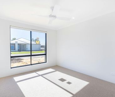 Stunning Near New Build – Modern Comfort & Convenience! - Photo 4