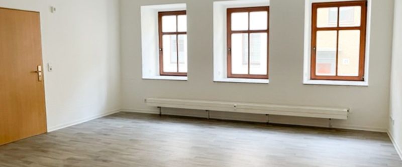 Wohnen direkt im Zentrum von Annaberg: Erdgeschosswohnung mit Einbauküche! - Foto 1