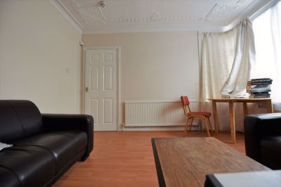 4 bedroom House in Langdale Avenue, Leeds - Photo 1