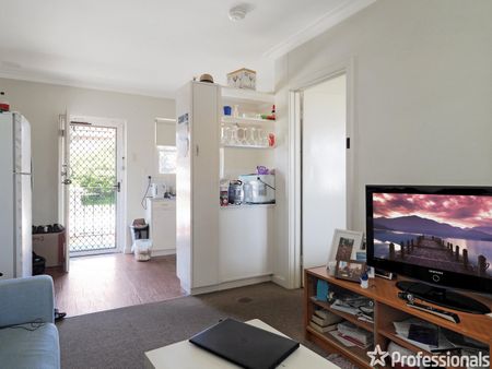 QUIET COMPLEX LIVING ! - Photo 3