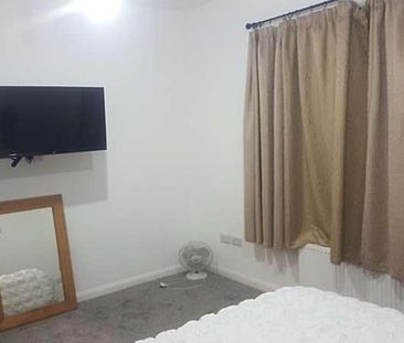 High Road Ilford, IG1 - Photo 5