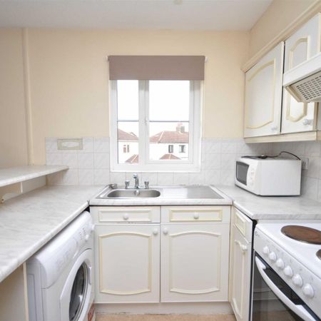 Lowry Crescent, Mitcham, CR4 - Photo 3