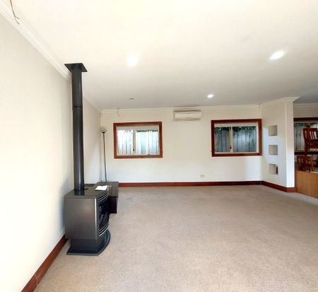 Spacious & Modern Two-Level Family Home – 4 Bedrooms, 2 Bathrooms, Double Garage - Otumoetai - Photo 5