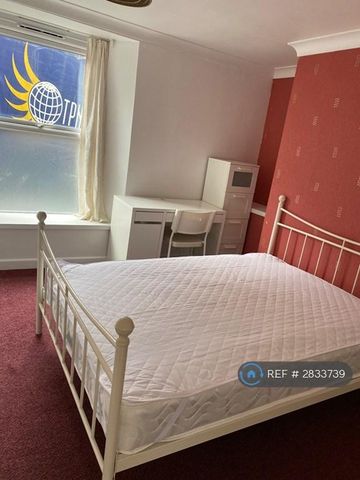 4 bedroom semi-detached house to rent - Photo 2