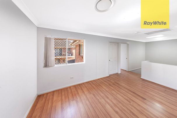 Modern 3 bedroom townhouse. Large, private, sunny courtyard. - Photo 1