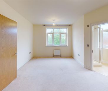 Goldsworth Road, Woking, Surrey, GU21 6JY - Photo 3