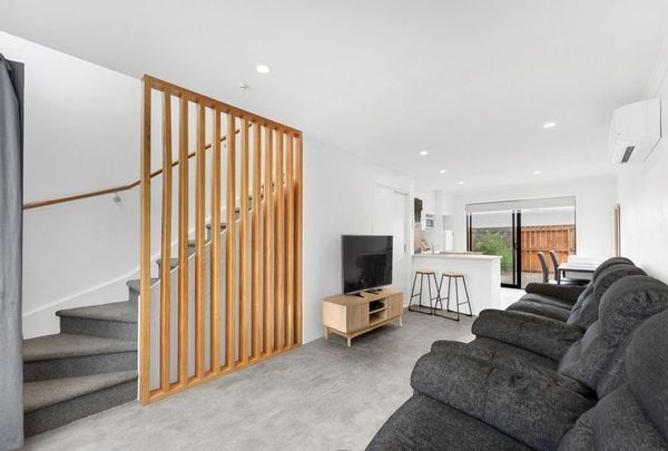 Modern 2-Bed Townhouse – Walk to Middlemore & Trai - Photo 1