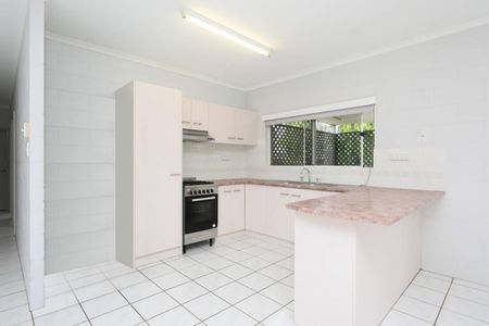 Fantastic Fully Air Conditioned Villa - Garage with Remote - Photo 2