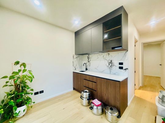 FLAT BUSH, 1 BEDROOM - Photo 1