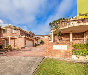 Modern 3 bedroom townhouse. Large, private, sunny courtyard. - Photo 6