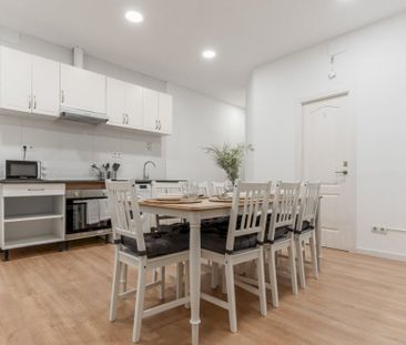 Magnificent room in Caños del Peral Street - Photo 2