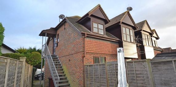 2 bedroom flat to rent - Photo 2