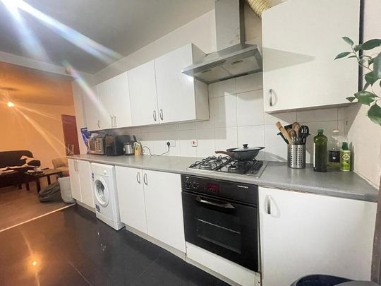 7 bedroom end of terrace house to rent - Photo 1