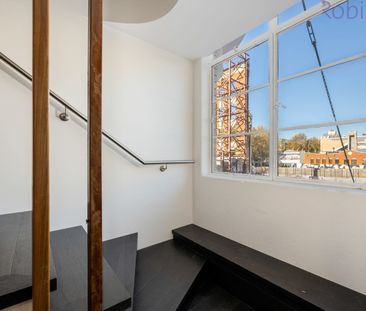 Modern split-level apartment with luxe finishes in a prime location. - Photo 2