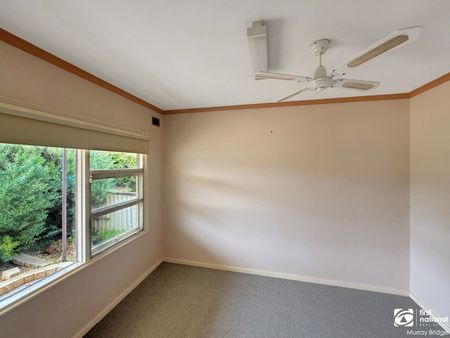 Three Bedroom Home With Versatile Floor Plan - Photo 2