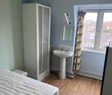 Room in a Shared Flat, Upper Richmond Road West, SW14 - Photo 3