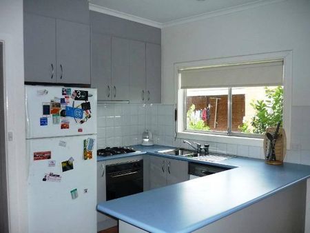 CUTE & COSY 3 BEDROOM HOME IN FAMILY FRIENDLY LOCATION - Photo 4