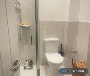 1 bedroom in a house share to rent - Photo 2