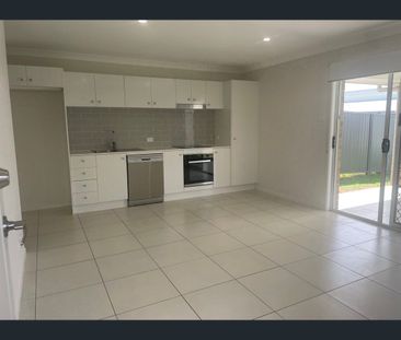 2/87 Aberglasslyn Rd, Rutherford, NSW 2320 - Photo 2