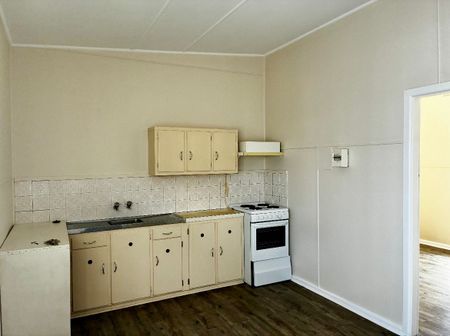 2 bedroom flat in a Great Location! - Photo 4