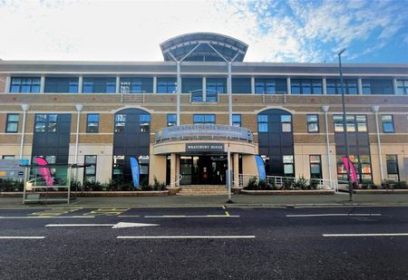 London Road, Staines, Surrey, TW18 - Photo 4