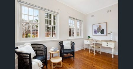 Charming Art Deco Apartment With Sunroom - Photo 2