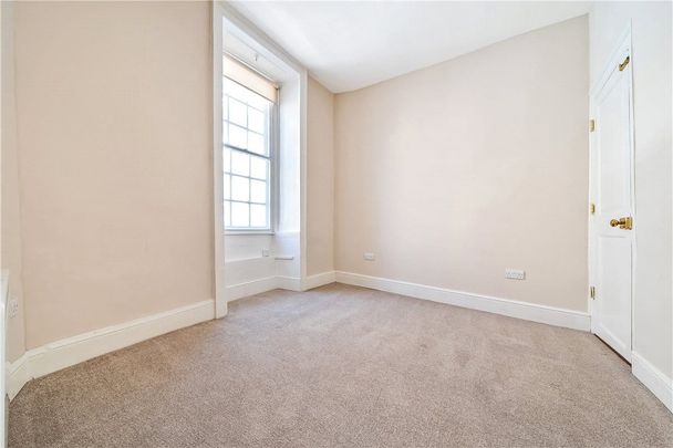 First floor one bedroom unfurnished flat in central Bath. - Photo 1