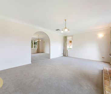 Large Family Home with Pool - 4 Bed Plus Study!! - Photo 2