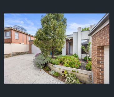 Modern three bedroom townhouse in quiet tree lined street! - Photo 5