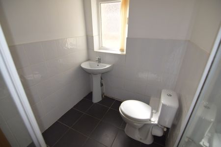 To Let 1 Bed Flat - Photo 5