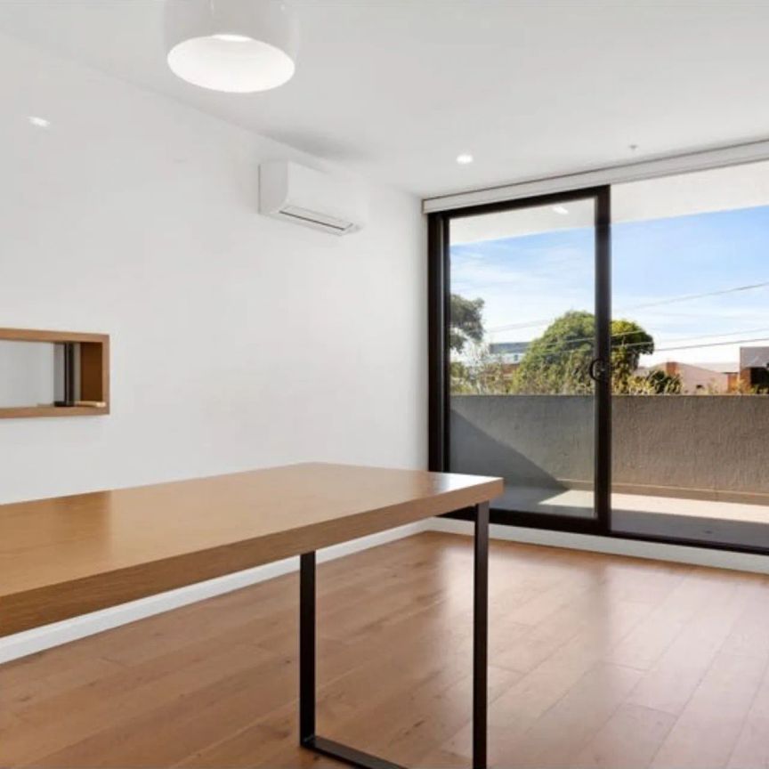 Bright Modern Beauty - Photo 1
