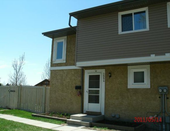 Bright 3bdr. Townhouse in Springvale | 2554-79 Street, Edmonton - Photo 1