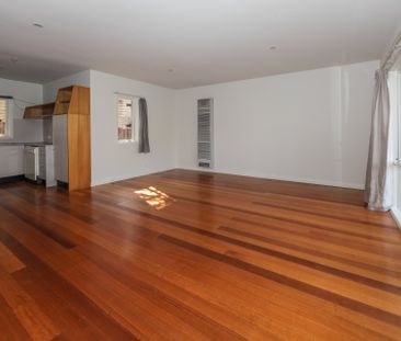 Spacious two-bedroom townhouse - Photo 5