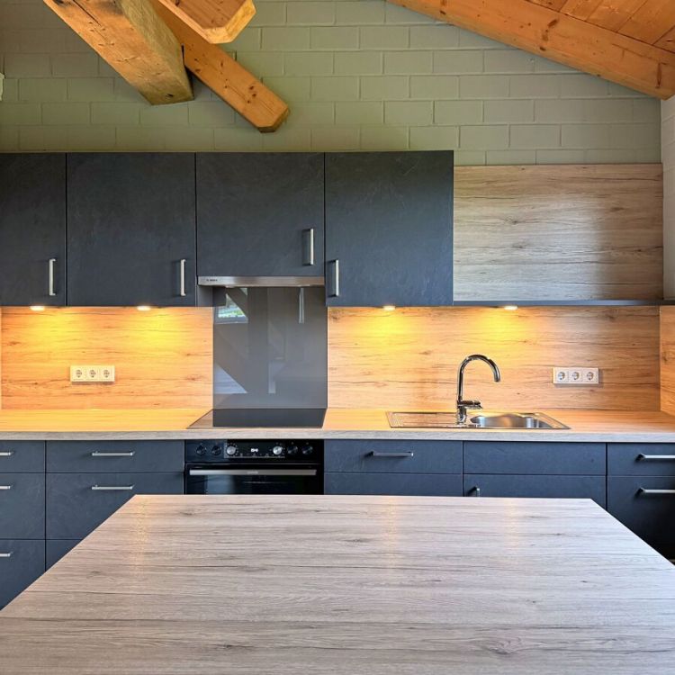 Erstbezug: Extravagante Dachgeschosswohnung mit Einbauküche und Loggia in Kanallage von Spetzerfehn - Photo 1