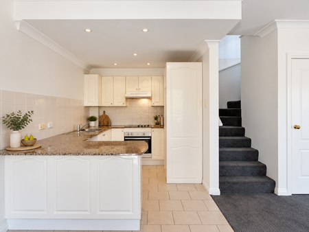 House with 3 bedrooms, 2 bathrooms & parking for 2 cars - Photo 5