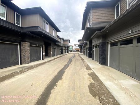 BRAND NEW 3 BED, 2.5 BATH, 2 STOREY TOWNHOUSE W/A DOUBLE ATTACHED GARAGE IN THE COMMUNITY OF THE ORCHARDS OF ELLERSLIE - Photo 3