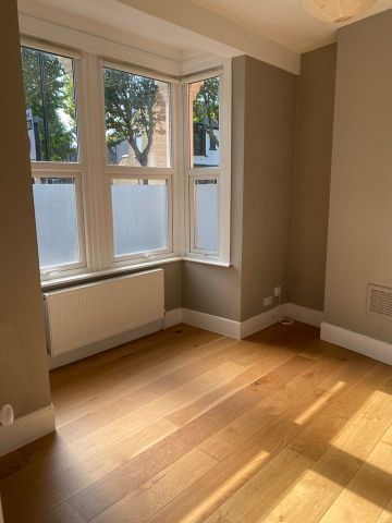 2 Bed Flat, Henniker Gardens, E6 - Photo 2