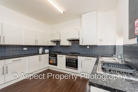 Modern & Stylish Living. Huge Rooms! CV31 Room 1 - Photo 5